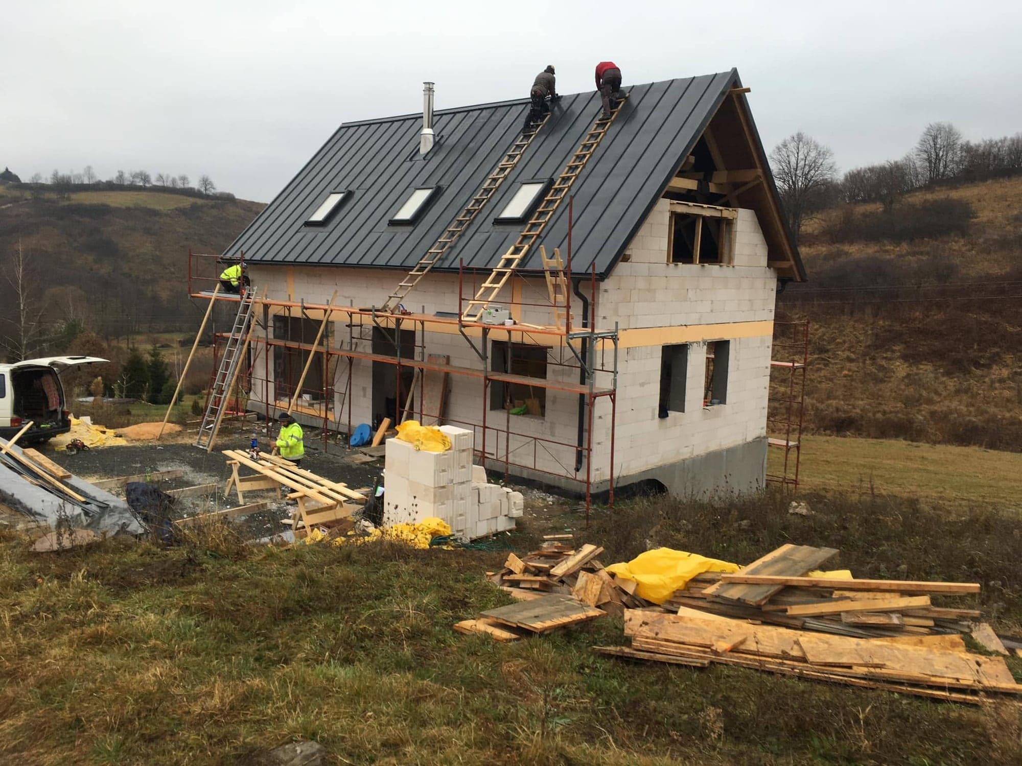 Montáž plechovej krytiny na novostavbe rodinného domu